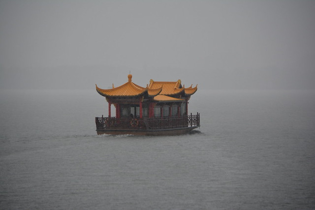 A FOGGY MORNING ON WEST LAKE IN THE CITY OF HANGZHOU.  CHINA..