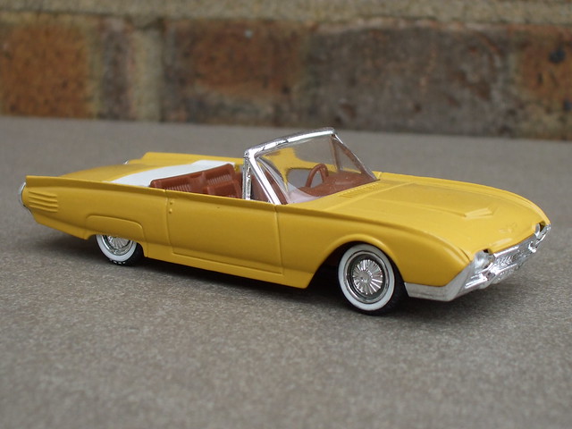 Solido age d'or Vivid Yellow 1962 Ford Thunderbird
