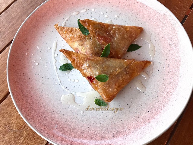 Scrigni croccanti in salsa agrodolce-  Crispy triangles with sweet and sour sauce