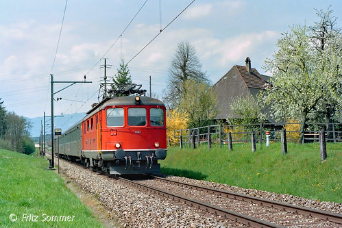 herzogenbuchsee re44i sbb 10043 olympus passengerstrain personenzug rot spring frühling 1992