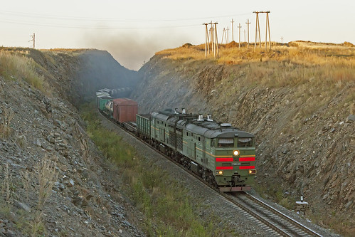 kazakhstanrailways ktz doszhantemirzholy diesel 2te10m 0493 freight sunset