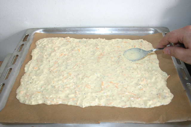19 - Teigmasse auf Backblech verteilen / Spread dough on baking tray