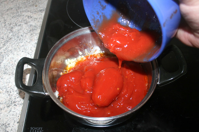10 - Mit Tomaten ablöschen / Deglaze with tomatoes