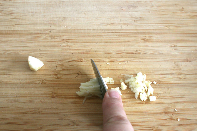 03 - Knoblauch zerkleinern / Mince garlic