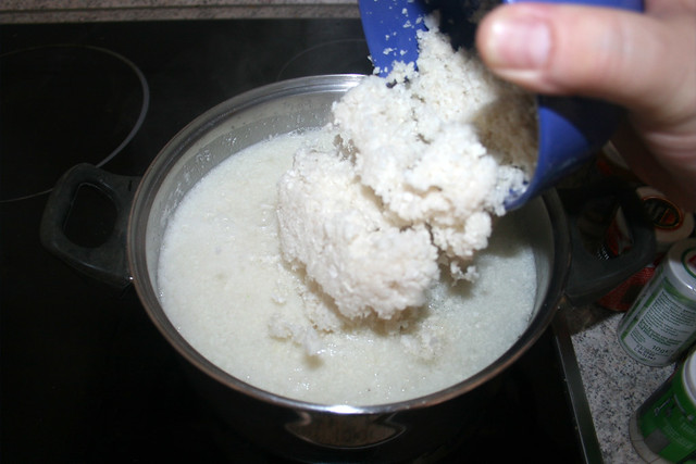 09 - Zerkleinerten Blumenkohl in kochendes Wasser geben / Put minced cauliflower in boiling water