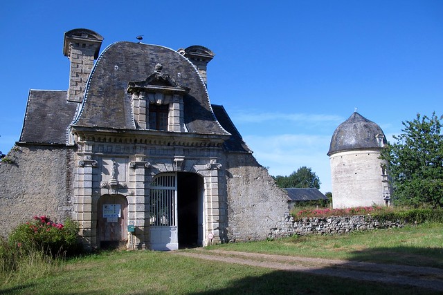 Portail et pigeonnier / Château de Jucoville
