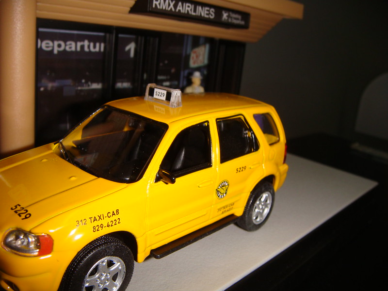 1:43 Ford Escape Hybird Chicago Taxi 2005 Model Car Diecast Vehicle Collection