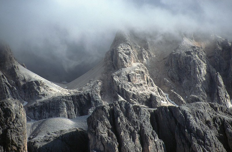 t9901249F | am Fuß der Cirspitzen, Blick in die Felswände der Sella und das Pisciadù-Kar. Puez / Dolomiten, 10.08.1999
