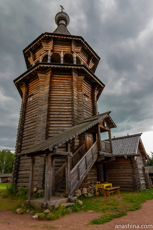 Усадьба Богословка, Ленинградская область, Воссозданная колокольня из Нижне-Уфтюгского погоста