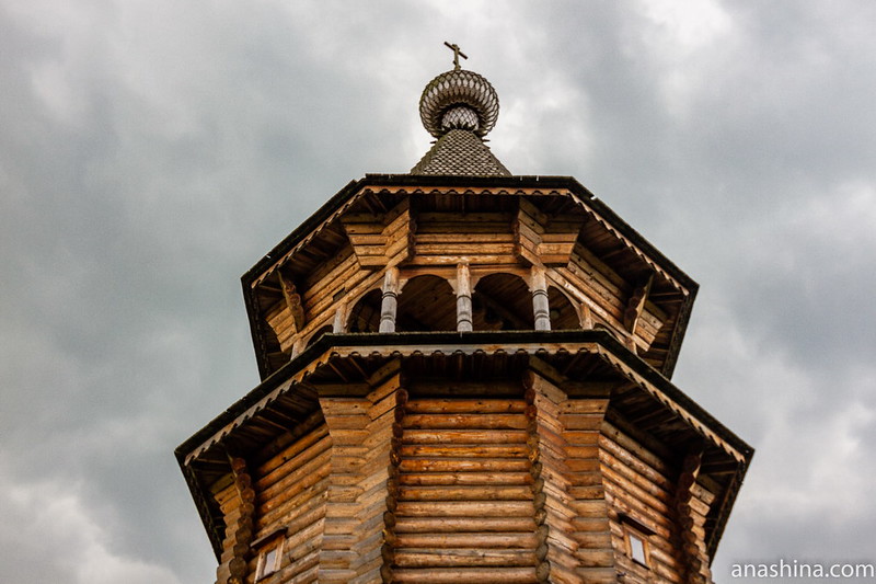 Усадьба Богословка, Ленинградская область, Воссозданная колокольня из Нижне-Уфтюгского погоста