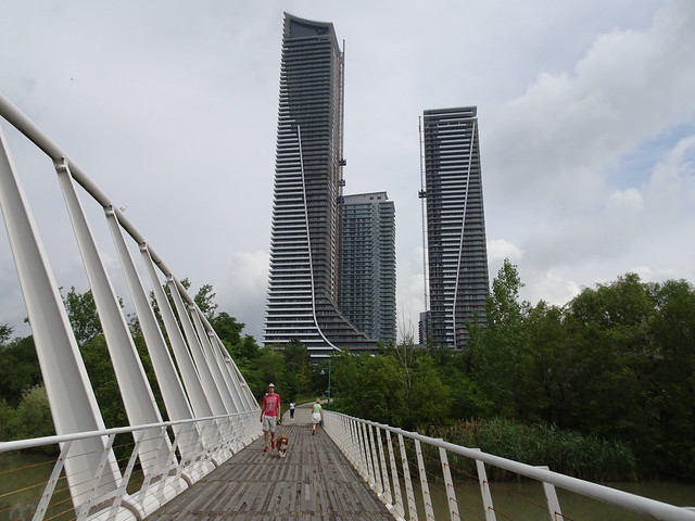 Aella photographed the bridge and buildings