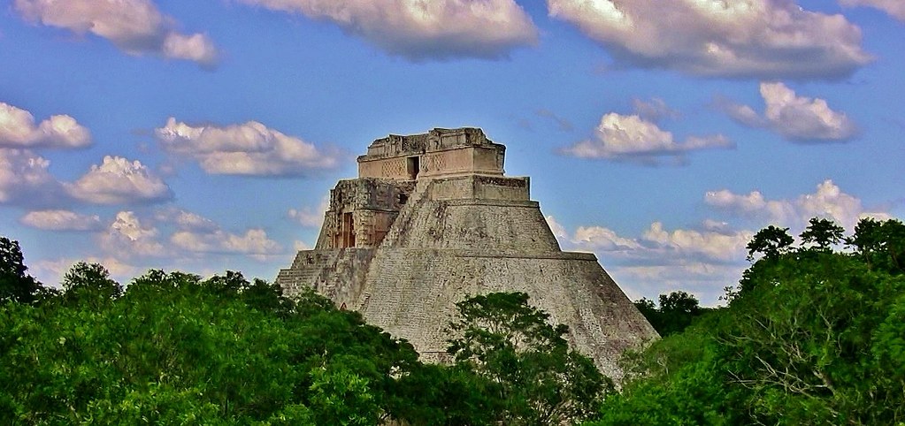 MEXIKO,Yucatán , Uxmal- ehem. Mayastadt  , Die Pyramide des Zauberers ragt aus dem Dschungel, , 19153/11812