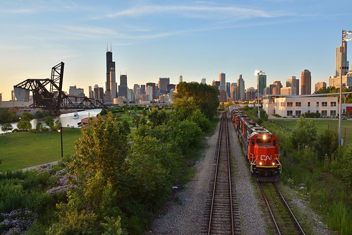 cn sd70 ic pingtom chinatown chicagochinatown sunset canadiannational freighttrain mixedfreight