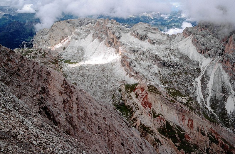 t9901290F | Blick von der Tofana di Rozes ins Val Travenanzes und zum Lagazuoi. Ampezzaner Dolomiten, 07.08.1999