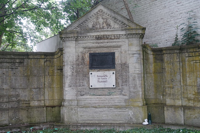 Alter Domfriedhof St Hedwig mit Mauerresten und ehemaligem Todesstreifen