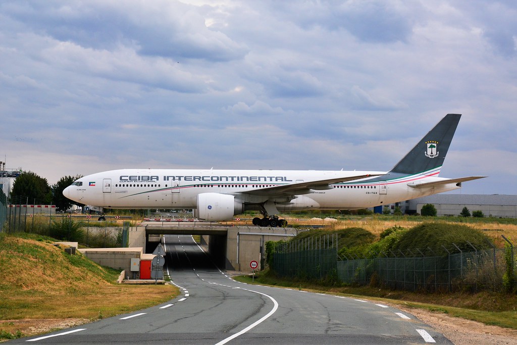 (ORY) CEIBA INTERCONTINENTAL Boeing 777-200 CS-TQX Taxiing to the gate
