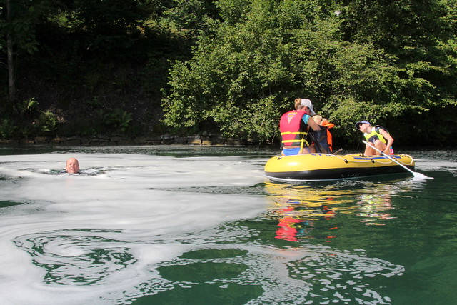 Gummiboot - Schlauchboot unterwegs auf dem Rhein ( Hochrhein Fluss river ) zwischen N.euhausen und R.heinau an der Grenze vom Kanton Zürich der Schweiz und Deutschland