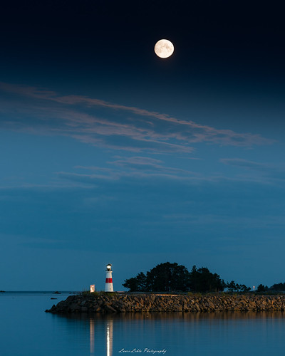 suomi finland kotka fullmoon moon dark night lighthouse clouds nature landscape sea shore nikon d750 tamron 70210mm telephoto lens longexposure exposurestack