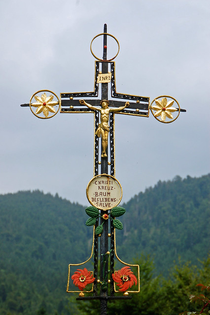 Kloster Ettal (50) - Christi Kreuz in der Nähe des Klostergartens