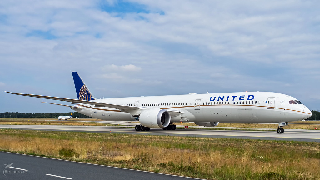 N12006 United Airlines Boeing 787-10 Dreamliner