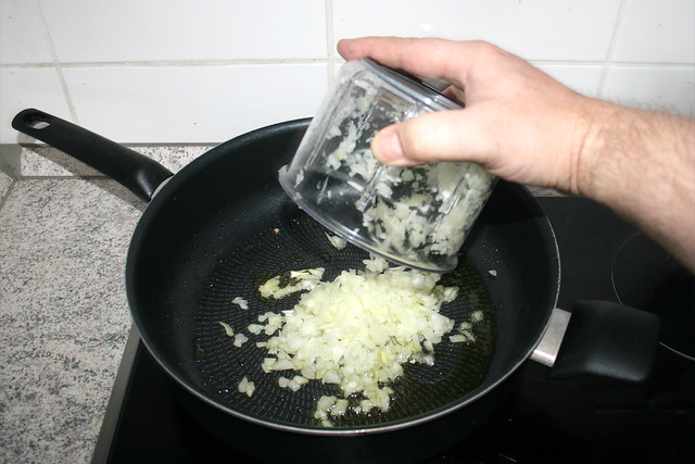 14 - Zwiebelwürfel in Pfanne geben / Put diced onion in pan