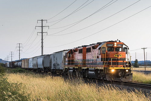 gp392 emd diesel locomotive portlandandwestern albanyhauler lanecountyoregon meadowview pnwr sunset grass powerlines
