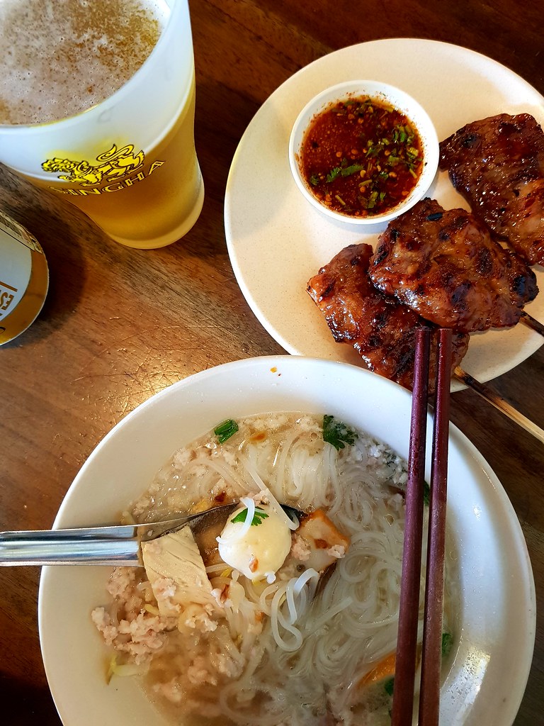 传统猪肉泰国米粉汤 Classic Pork Thai Noodle (R) rm$4.90, 泰式猪肉串 Pork Belly Skewers rm$9.90 & 胜狮啤酒 Singha rm$10.90 @ Boran SS14