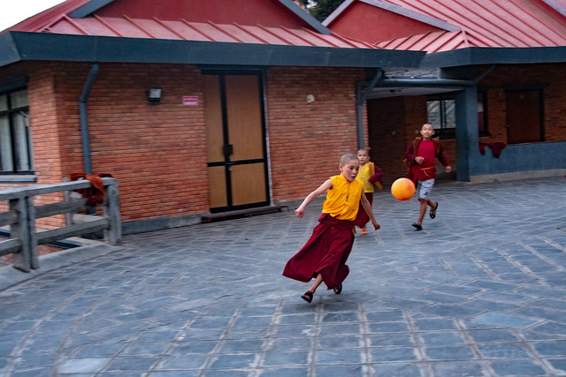 Partie de foot après les cours pour les apprentis moines