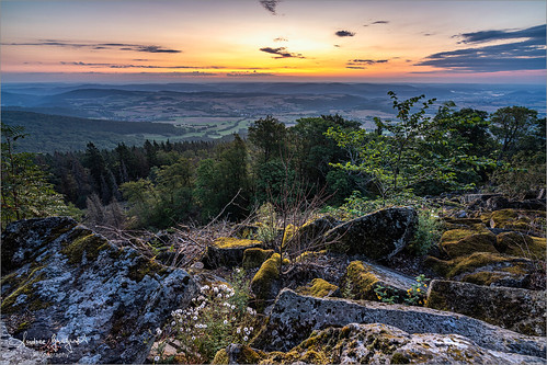 sonne sun sonnenaufgang sunrise himmel sky wolken clouds steine stones felsen rocks wald wood deutschland germany hessen nordhessen meissner