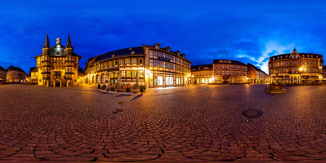 Marktplatz zur Blauen Stunde (360 x 180)
