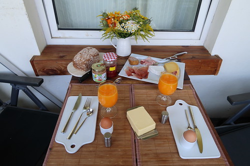 Frühstück am Samstagmorgen auf unserem Balkon