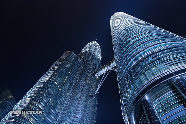 Skyscrapers of Kuala Lumpur, Malaysia. Petronas Twin Towers at night XOKA7800bs