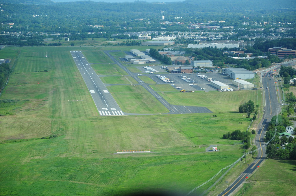 Leesburg Executive Airport (JYO) with runway 35 in sight /DSC_1449