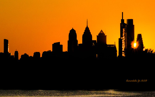 sunset philadelphia skyline philly gold orange pennsylvania sun sky cityhall comcastcenter comcastcenter2 libertyplace yellow skyscrapers