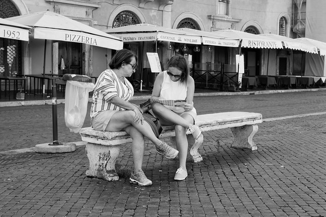 Un été romain #28 : Les amies sur le banc... Les jambes