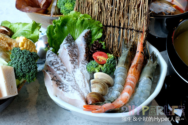 崧Shabu Shabu | 在五葉松圍繞下吃火鍋之外台中景色同時盡收眼底，晚上來氣氛更佳～活體龍蝦和肉類好吃又超值！ @強生與小吠的Hyper人蔘~