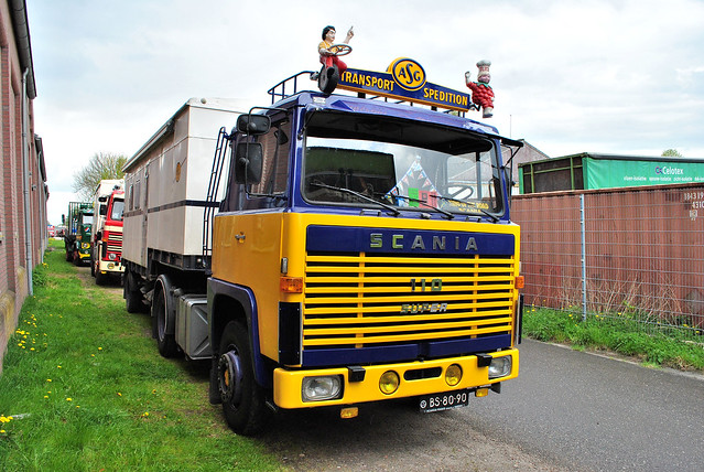 Scania 110 Super met DAF YAA602 trailer