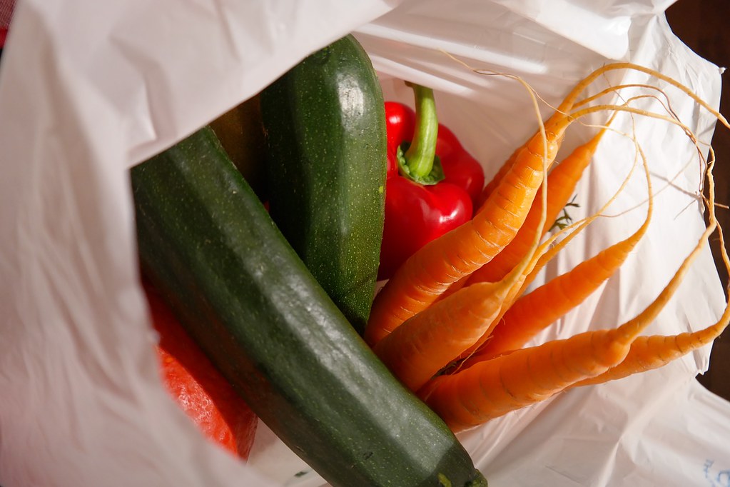 蘆洲永平菜市場宣導減塑後，愈來愈多人自備購物袋上市場買菜。（圖片提供／pixbaby，此為示意圖）
