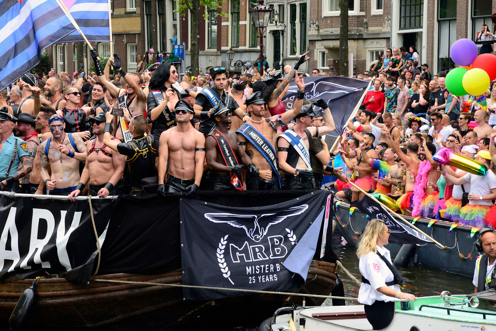 Hol Kiezelsteen sofa Gay Pride, Canal Parade, Mr. B. boot, Amsterdam, 2019 - a photo on  Flickriver