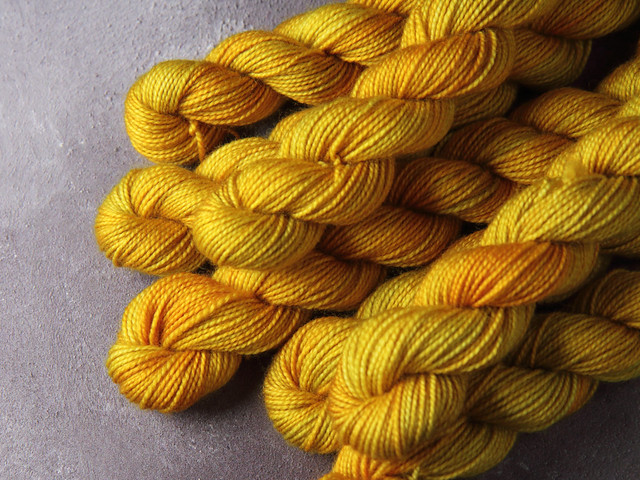 Favourite Sock Minis – pure Merino wool superwash 4 ply / fingering hand dyed yarn 20g miniskeins – ‘Colonel Mustard’