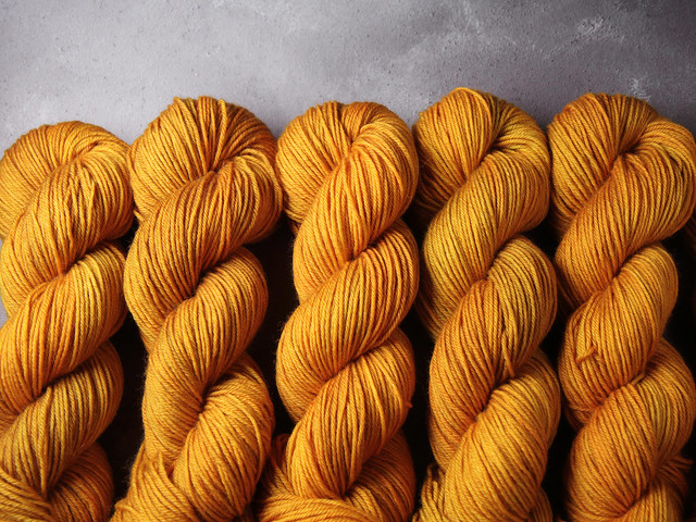 Dynamite DK – Pure British Wool superwash hand dyed yarn 100g – ‘La Belle Epoque’ (golden brown)