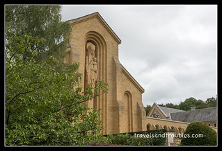Abdij Notre-Dame d'Orval met de enorme beelden
