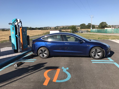 Recarga en Repsol Lopidana (Vitoria-Gasteiz), el primer UltraCargador de España: Récord a 138 kW en nuestro Tesla Model 3.