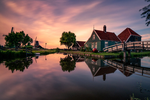em1ii holland mft urlaub vacation windmill sunset golden orange sky kitsch village reflections longexposure houses zaanse schans water peace