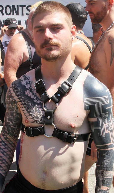 HELLA HOT YOUNG TATTOOED LEATHER STUD ! ~ DORE ALLEY FAIR 2019 ! ( safe photo )