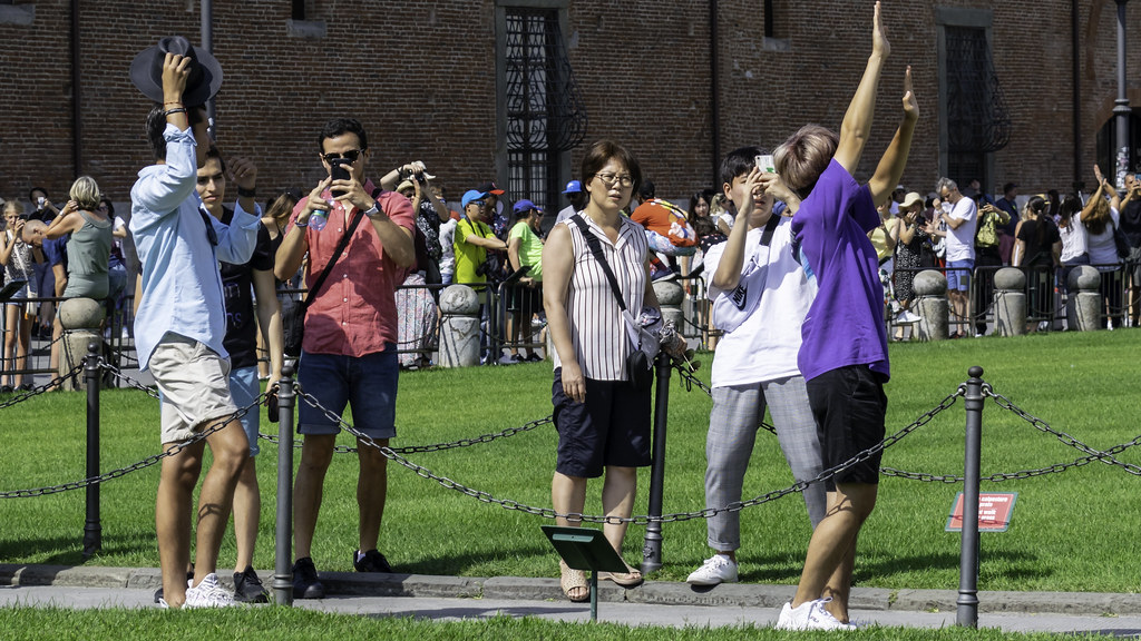 Ces touristes soutiennent virtuellement la Tour de Pise.