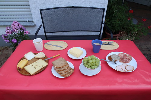 Frühstück auf der Terrasse unserer Ferienwohnung in Idstein