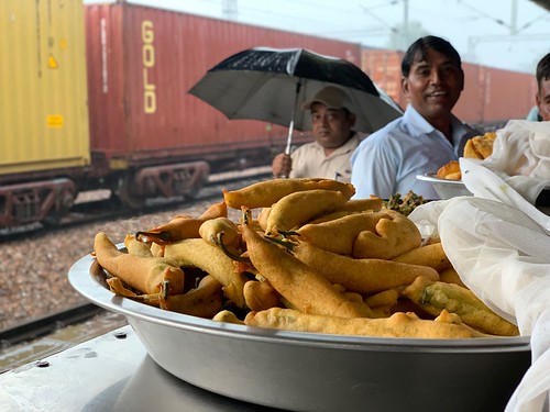 City Food - Green Chilli Pakoras, Gurgaon Railway Station