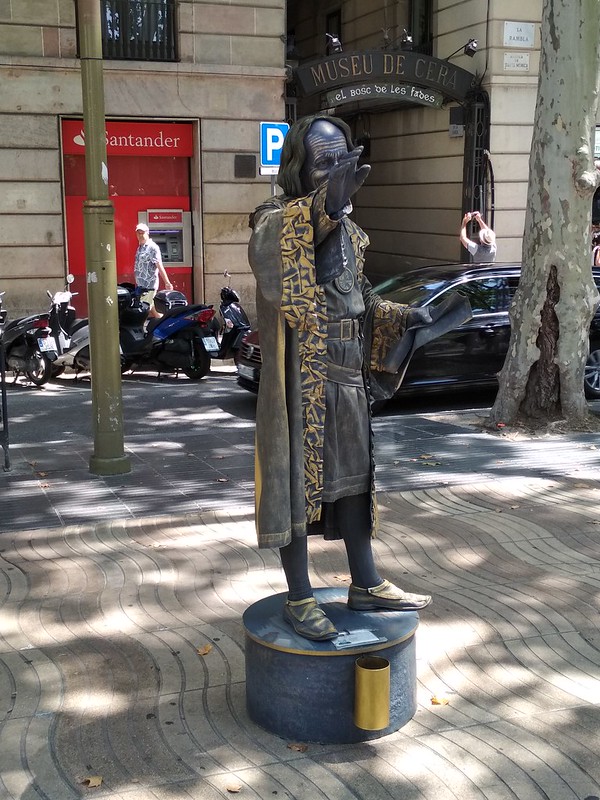 Барселона - Ла Рамбла - Живая скульптура со свитком