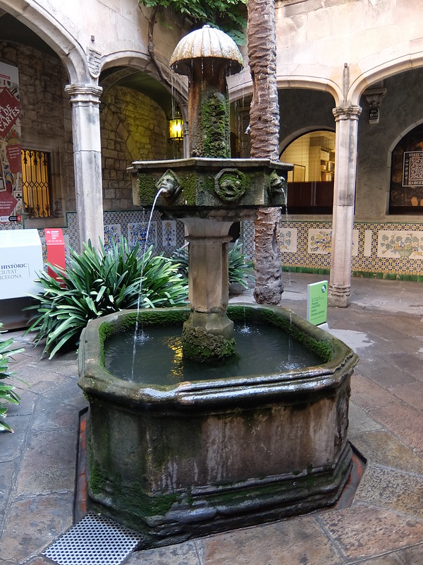 Барселона - Фонтан в храме